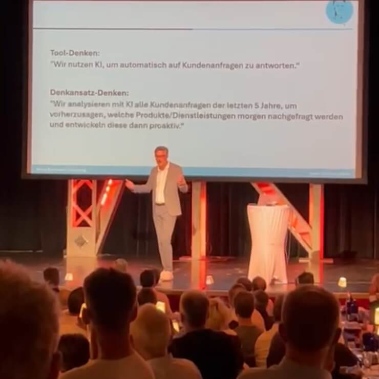 Bernd Rudmann bei einem Vortrag der Jörg Löhr Akademie
